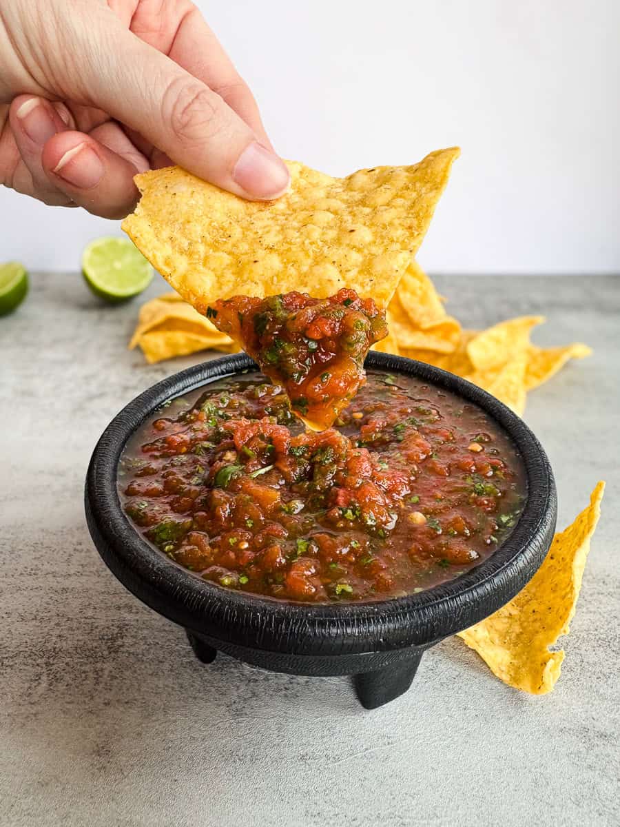 Quick Low FODMAP Restaurant Style Salsa | Loveable Lemons