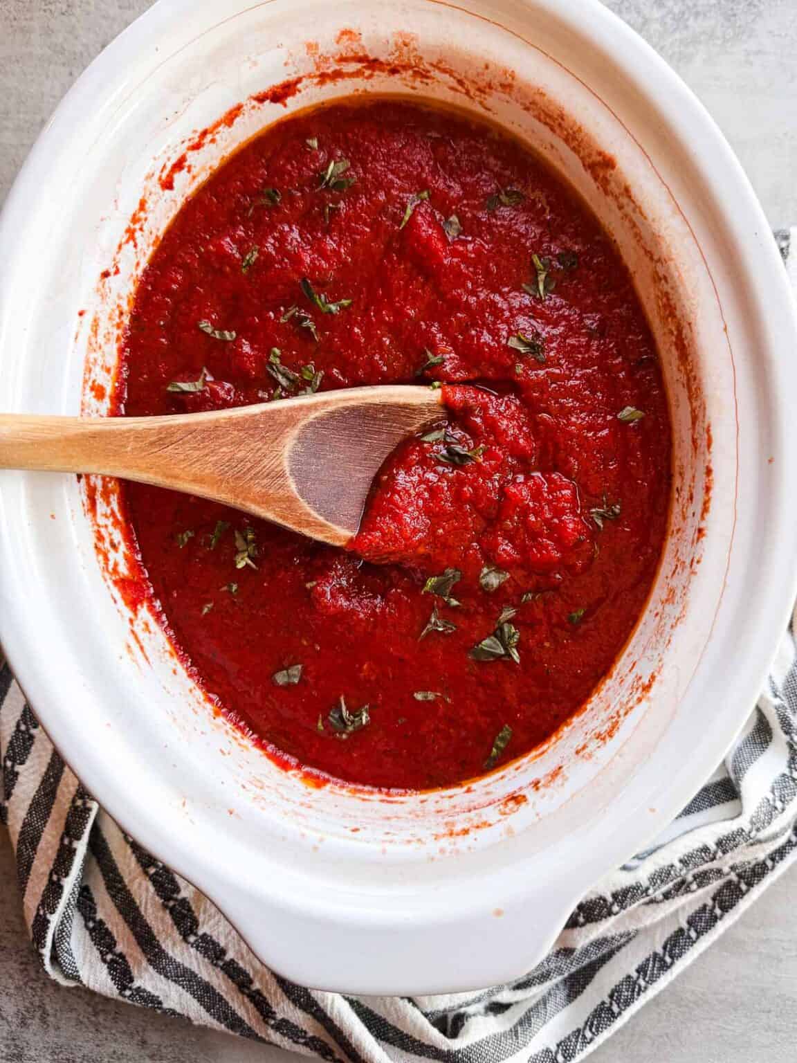 Low FODMAP Slow Cooker Pasta Sauce | Loveable Lemons
