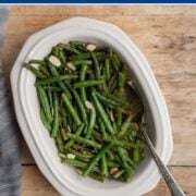 low FODMAP green beans in a white serving dish.